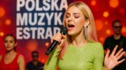 Польська співачка виконує пісню на сцені під час живого виступу.