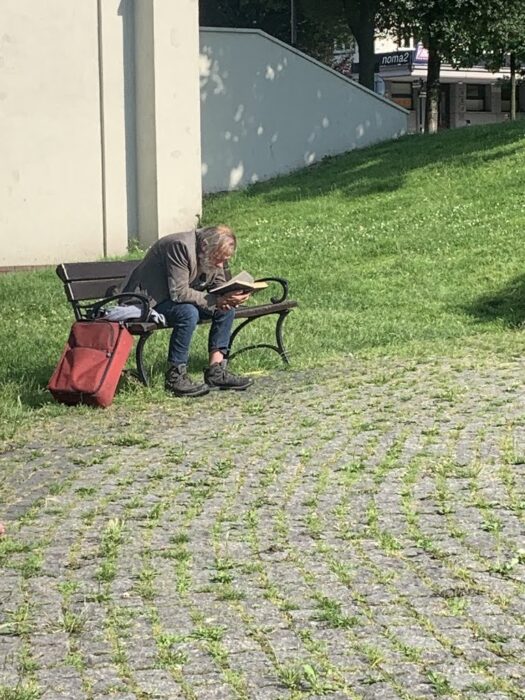 zdjiecie definicja na wyraz stwarzać pozory, grać komedie