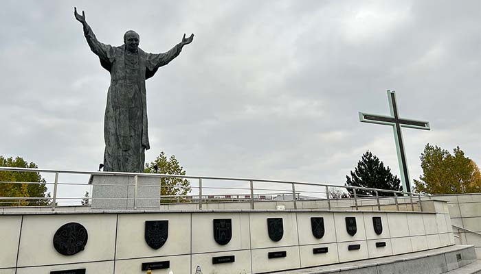 Папа Римський Ян Павел 2 на пам'ятнику з хрестом. Польській національний герой