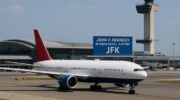 Міжнародний аеропорт імені Джона Кеннеді (JFK) у Нью-Йорку - Повітряне судно на злітно-посадковій смузі