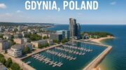 Панорама Ґдині — Sea Towers, сучасний морський порт із яхтами, пляж та скеля Орловський кліф на узбережжі Балтійського моря.