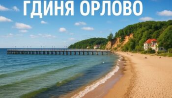 Пляж Орлово в Ґдині з дерев’яним пірсом і скелею Орловський кліф на узбережжі Балтійського моря.